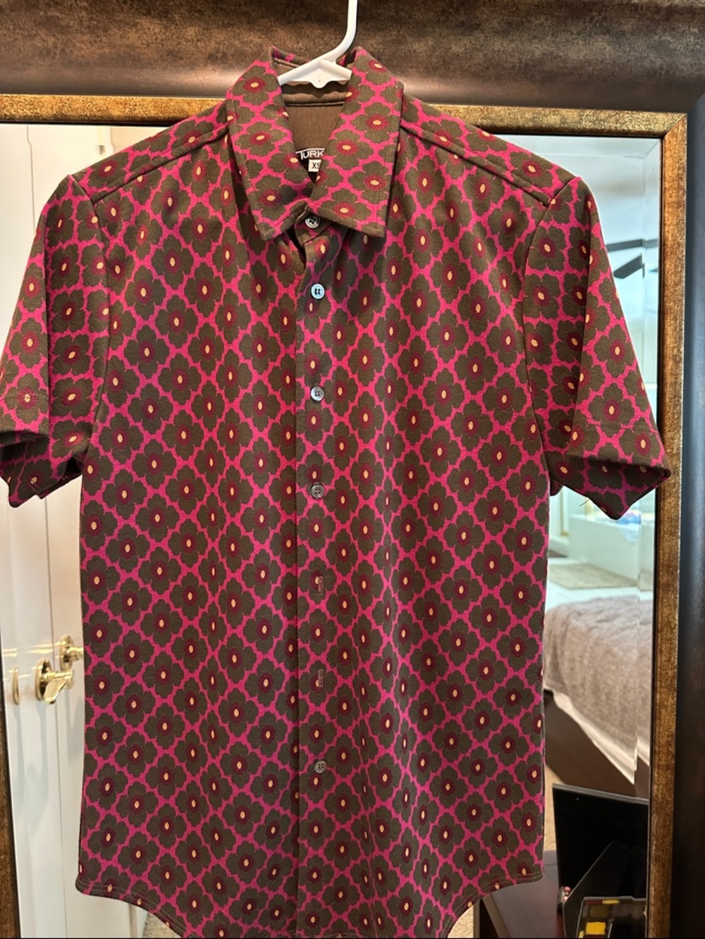 Casual Short-Sleeve Button-Down Shirt in Pink & Brown Floral Geometric